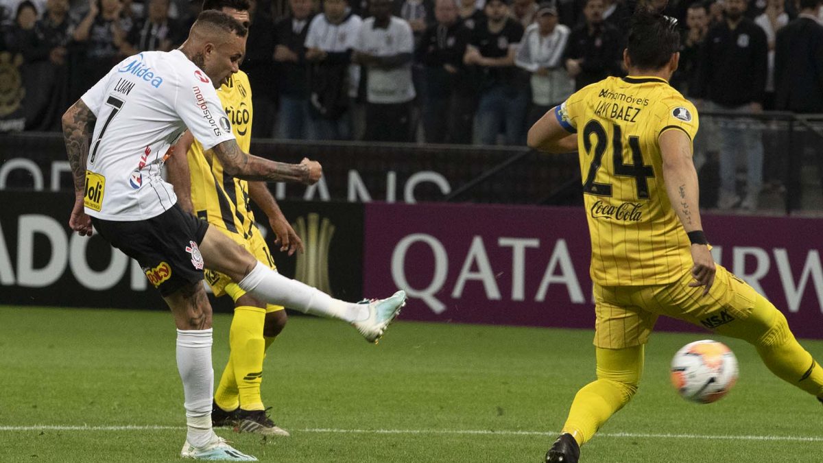 Corinthians luta, vence Guaraní por 2 a 1 mas se despede da Conmebol Libertadores