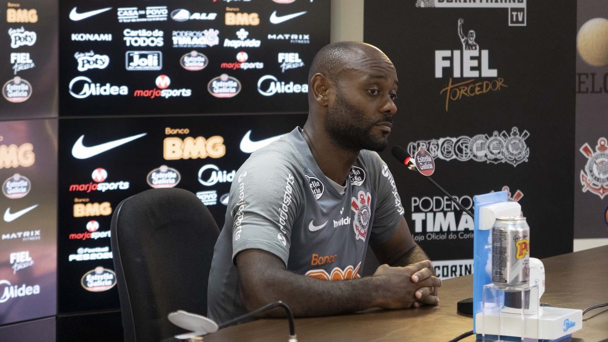 Vagner Love deu entrevista coletiva na tarde desta quarta-feira e mostrou personalidade na fala