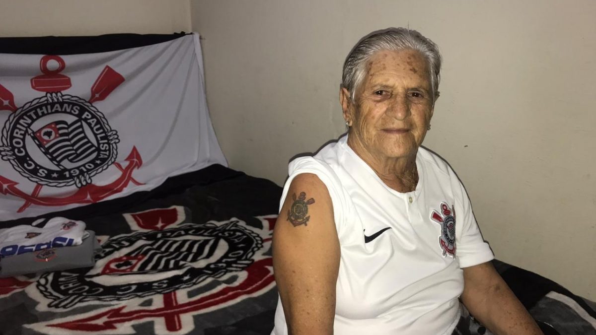 Torcedora faz primeira tatuagem da vida aos 80 anos: um escudo do Timão